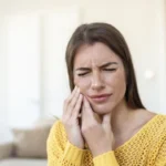 odontologas-ivardijo-simptoma-kuris-gali-sukelti-dideliu-islaidu-neignoruokite-jo.webp.webp